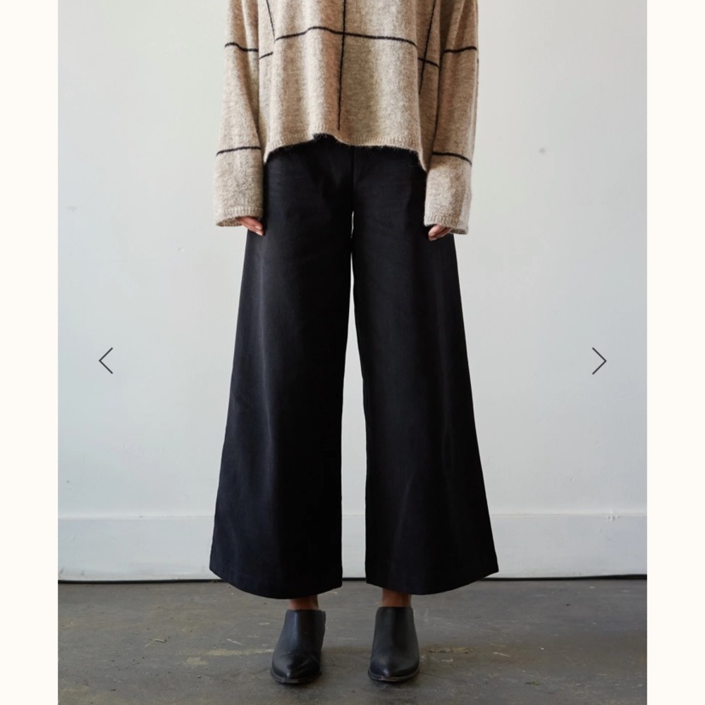 7115 by Szeki wide-legged black trousers